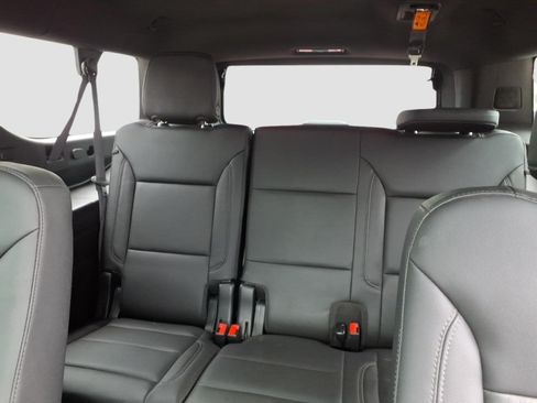 Used 2021 Chevrolet Suburban Z71 w/ Z71 Signature Package AWD/4WD image 19