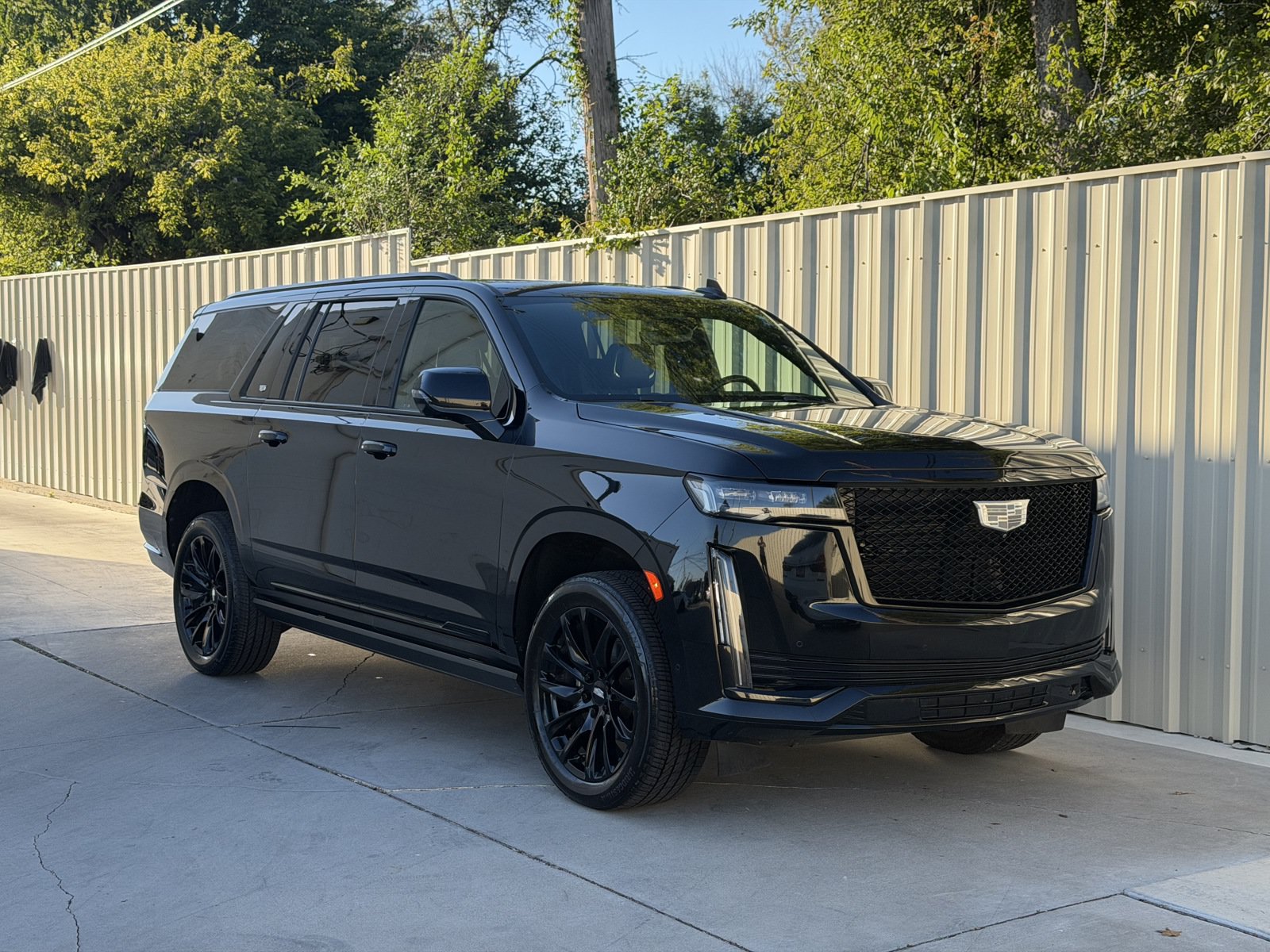 Used 2023 Cadillac Escalade ESV Sport w/ LPO, ONYX Package AWD/4WD image 3