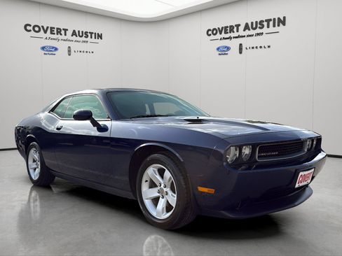 Used 2014 Dodge Challenger SXT RWD image 8