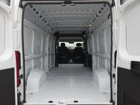 Used 2025 RAM ProMaster 2500 w/ Storage Group image 8