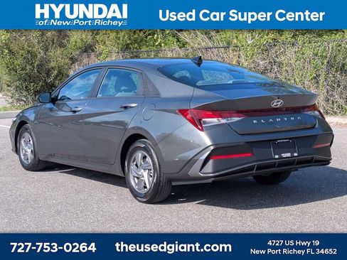 Certified 2025 Hyundai Elantra SE FWD image 3