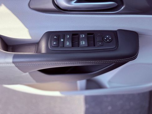 Used 2024 Chrysler Pacifica Touring-L image 23