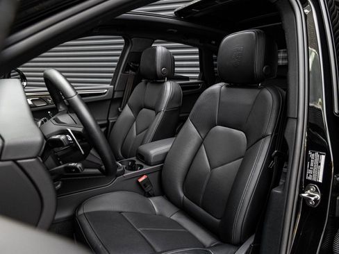 Certified 2025 Porsche Macan image 5