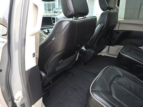 Used 2023 Chrysler Pacifica Limited image 19