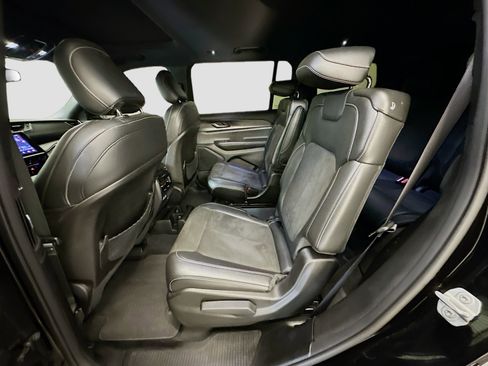 Used 2023 Jeep Grand Cherokee L Laredo image 30