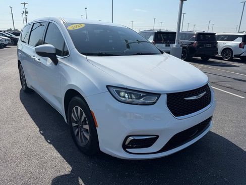 Used 2023 Chrysler Pacifica Touring-L FWD image 2