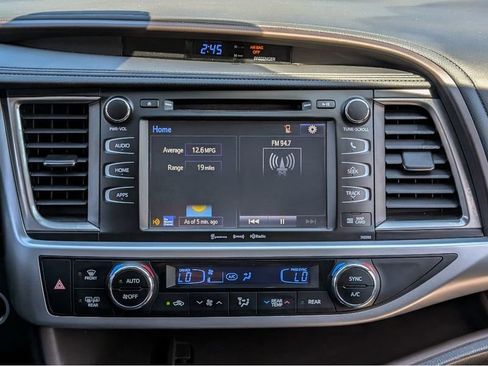 Used 2019 Toyota Highlander XLE AWD/4WD image 23