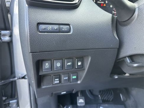 Used 2020 Nissan Rogue SV image 29