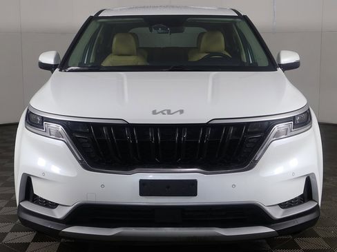 Used 2023 Kia Carnival EX image 11