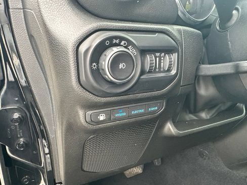 Used 2022 Jeep Wrangler Unlimited Sahara AWD/4WD image 12