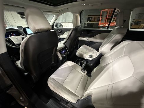 Used 2025 Lincoln Aviator 2WD w/ Jet Appearance Package image 25