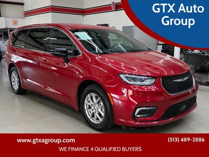 Used 2025 Chrysler Pacifica Select