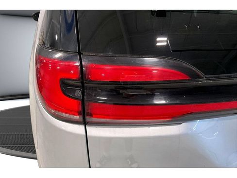 Used 2024 Chrysler Pacifica Touring-L FWD image 36
