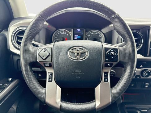 Used 2018 Toyota Tacoma SR5 AWD/4WD image 19