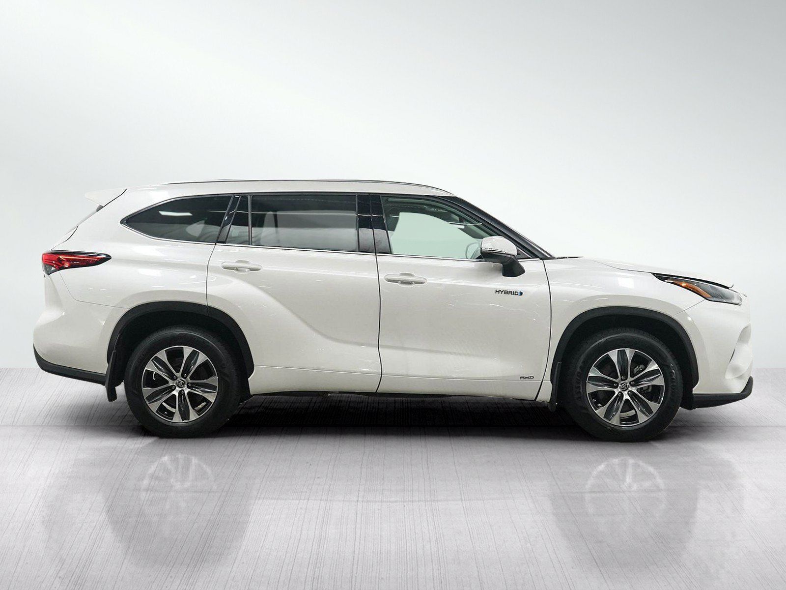 Used 2021 Toyota Highlander XLE AWD/4WD image 6