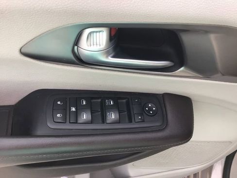 Used 2017 Chrysler Pacifica Touring-L FWD image 23