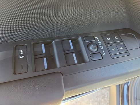 Used 2024 Land Rover Defender 110 X-Dynamic SE image 22