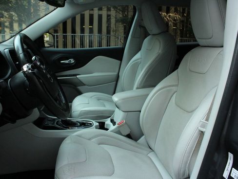 Used 2020 Jeep Cherokee Limited image 18