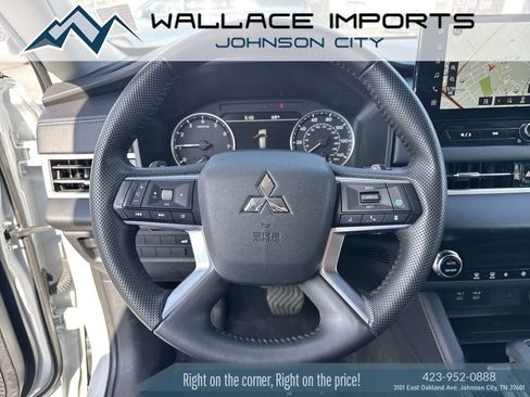 Used 2025 Mitsubishi Outlander AWD image 29