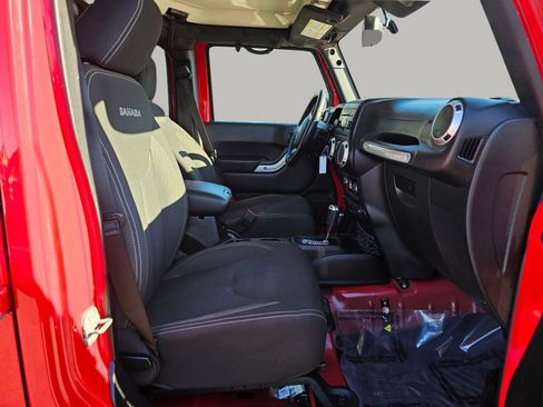 Used 2018 Jeep Wrangler Unlimited Sahara w/ Connectivity Group image 21