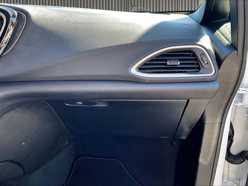 Used 2026 Chrysler Pacifica Select FWD image 15