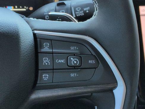 Used 2023 Jeep Grand Cherokee Limited w/ Black Appearance Package image 25