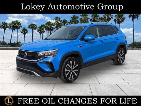 Certified 2022 Volkswagen Taos SE image 1