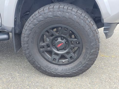 Used 2016 Toyota Tacoma TRD Sport w/ Premium & Technology Package AWD/4WD image 9
