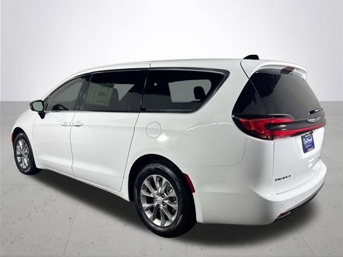 New 2026 Chrysler Pacifica Limited w/ Uconnect Theater Family Group image 8