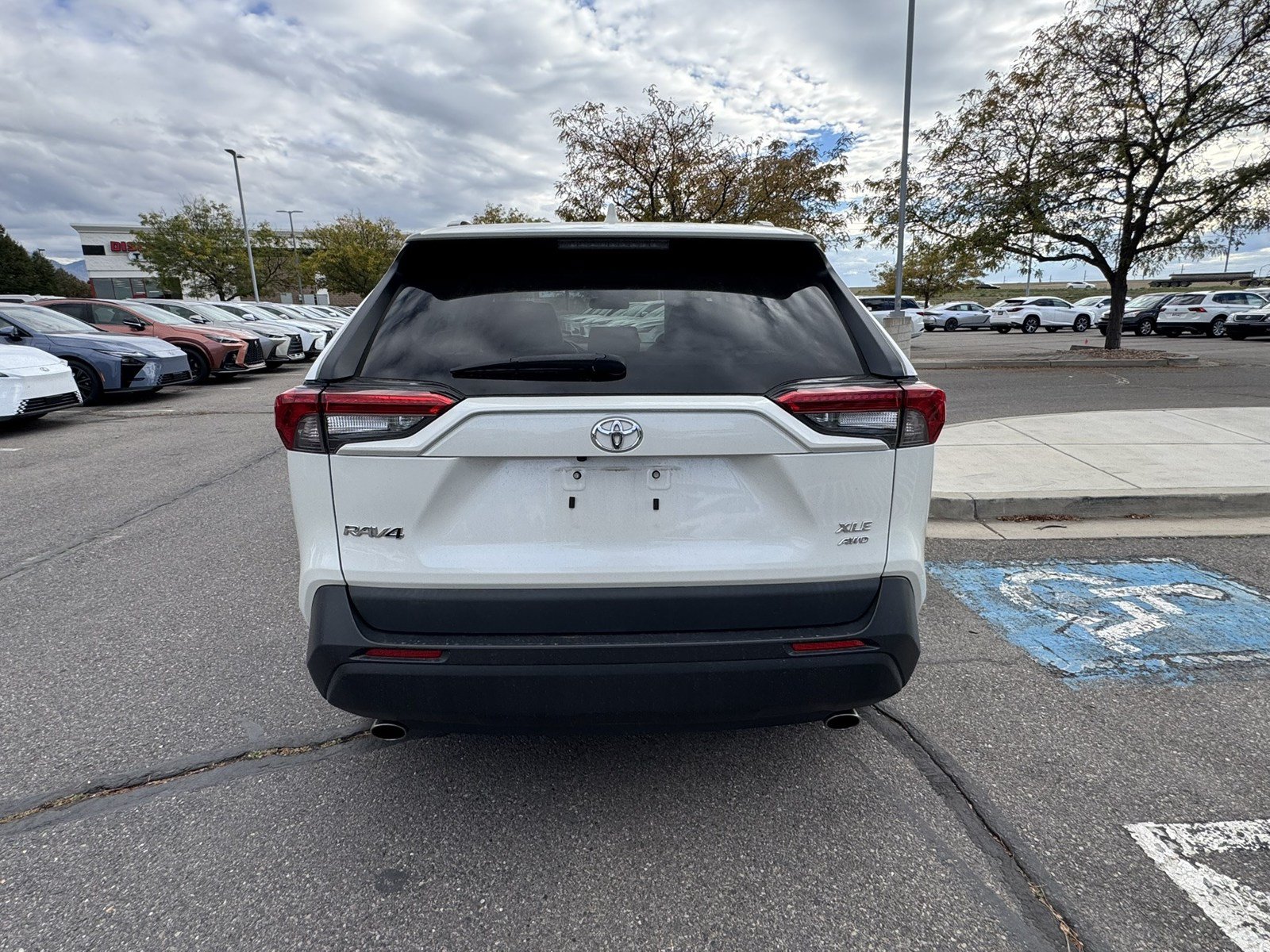 Used 2022 Toyota RAV4 XLE Premium AWD/4WD image 5