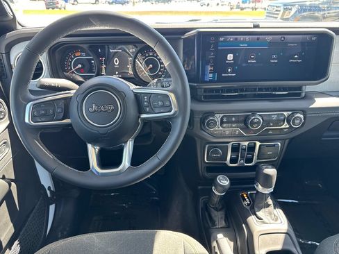 Used 2025 Jeep Wrangler Unlimited Sahara AWD/4WD image 17
