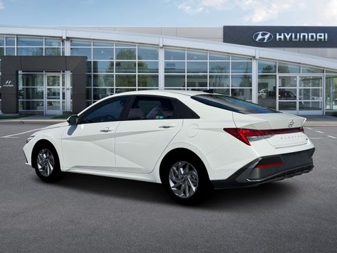 New 2026 Hyundai Elantra Hybrid FWD image 4