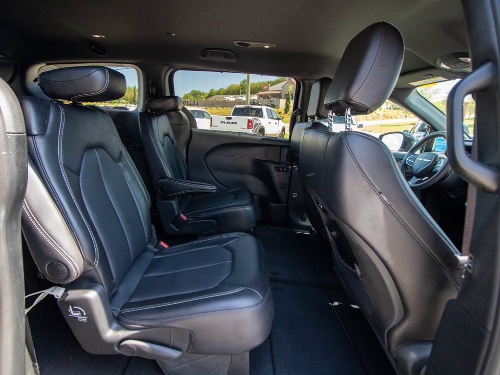 Used 2025 Chrysler Pacifica Select FWD image 18