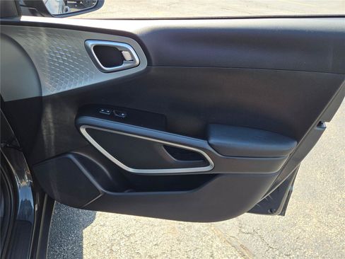 Used 2025 Kia Soul LX w/ LX Technology Package FWD image 6
