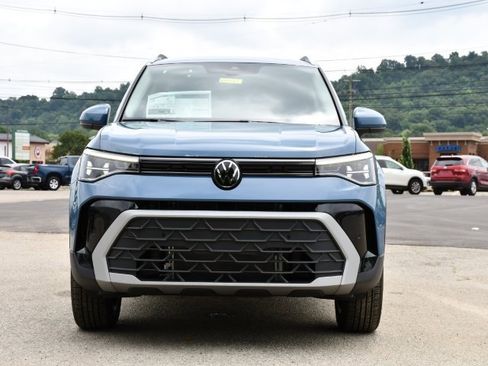 New 2025 Volkswagen Taos SE image 2