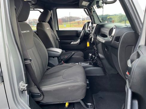 Used 2017 Jeep Wrangler Unlimited Rubicon w/ Connectivity Group image 34