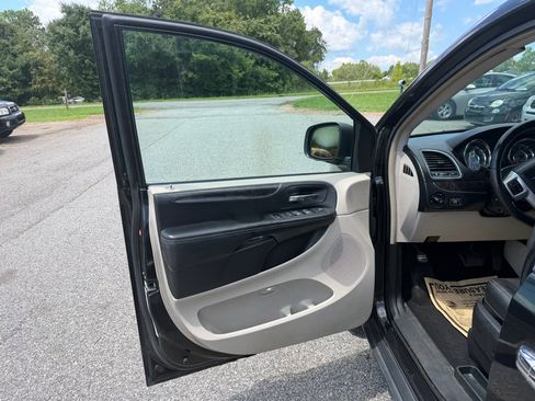 Used 2014 Chrysler Town & Country Touring-L w/ Driver Convenience Group FWD image 9