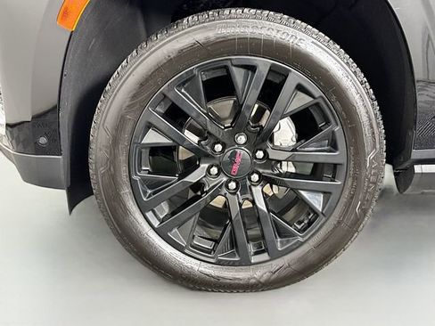 Used 2024 GMC Yukon Denali w/ Advanced Technology Package AWD/4WD image 34