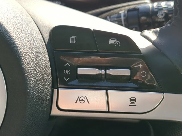 Used 2025 Hyundai Elantra Limited FWD image 25