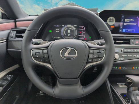 Certified 2025 Lexus ES 300h w/ Premium Package image 22