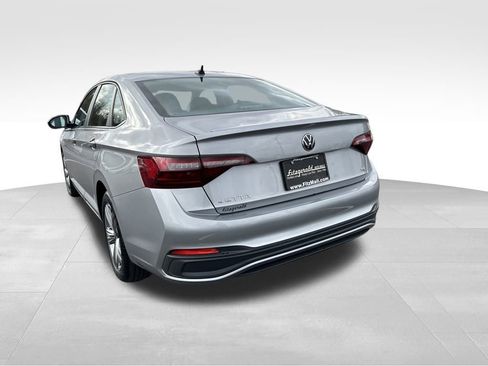 Used 2024 Volkswagen Jetta SE image 5