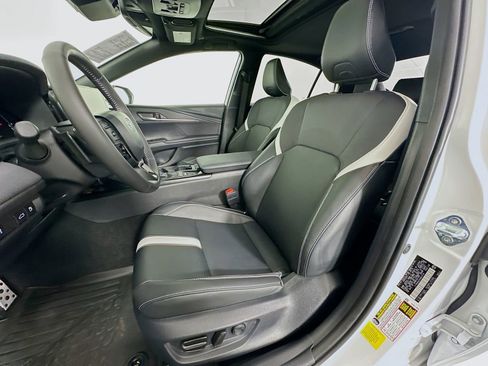 Used 2025 Toyota Camry SE w/ Multimedia Upgrade Package image 20