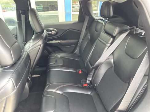 Used 2019 Jeep Cherokee Trailhawk w/ Cold Weather Group image 10