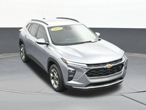 Used 2025 Chevrolet Trax LT w/ Driver Confidence Package FWD image 67