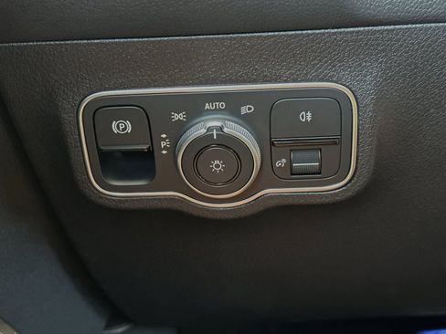 Used 2025 Mercedes-Benz GLB 35 AMG 4MATIC image 31