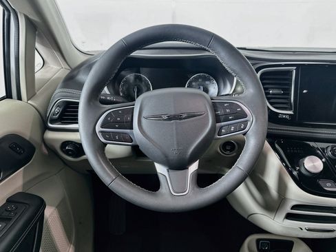 Used 2023 Chrysler Pacifica Touring-L AWD/4WD image 18