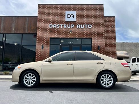 Used 2011 Toyota Camry XLE FWD image 3