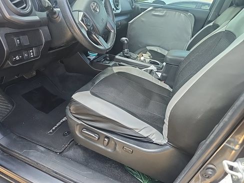 Used 2022 Toyota Tacoma TRD Sport w/ Technology Package RWD image 8