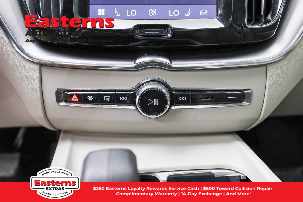 Used 2022 Volvo XC60 B5 Momentum AWD/4WD image 20