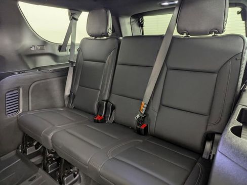 Used 2025 Chevrolet Suburban High Country image 19